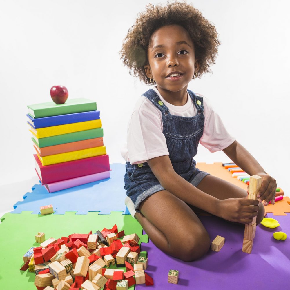 child-playing-with-cubes-play-carpet-studio (1)